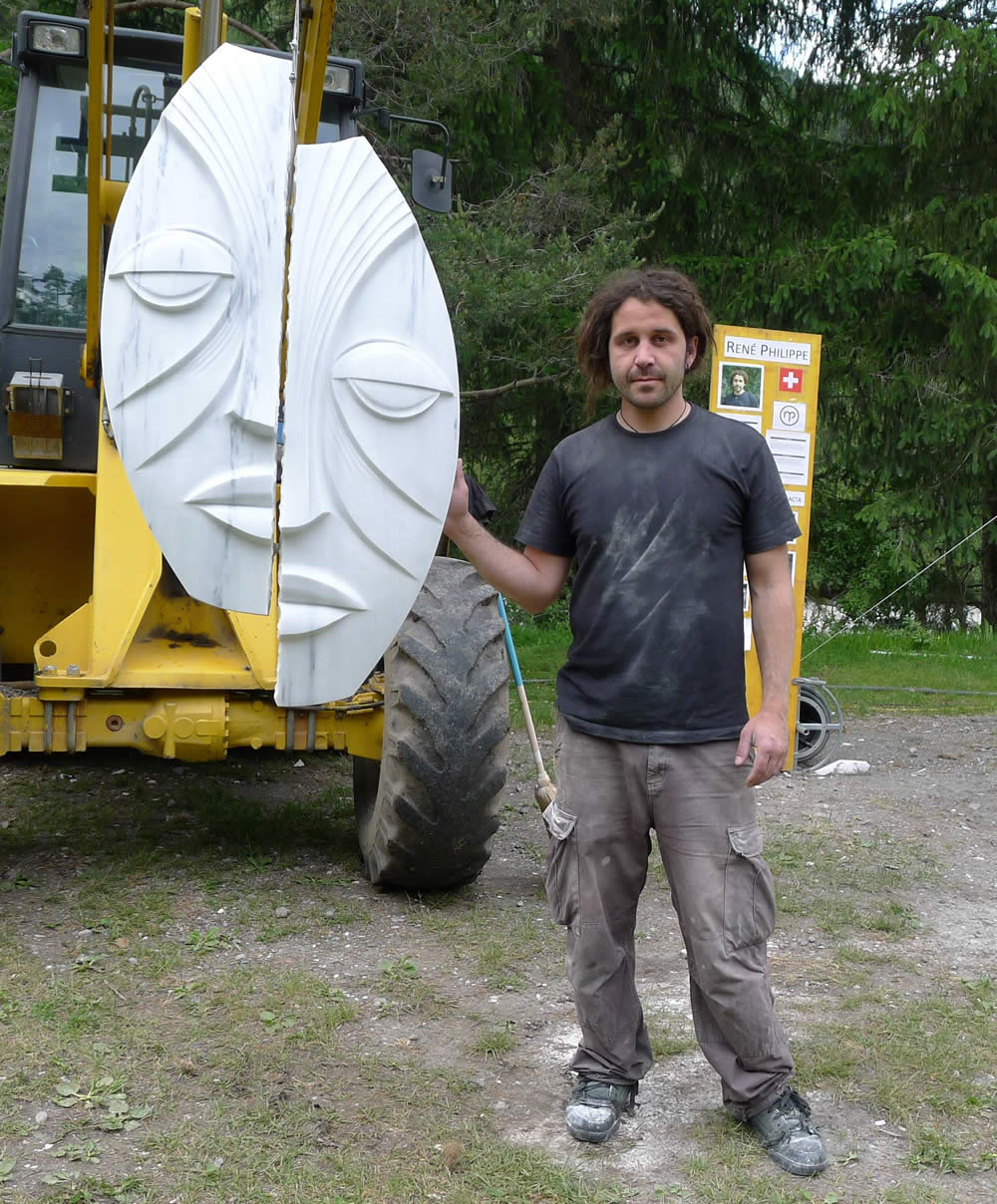 René Philippe präsentiert sein Kunstwerk.